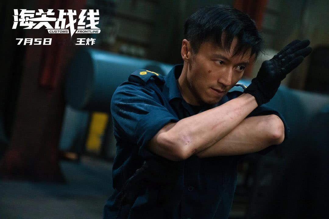 #电影海关战线今日上映# 《海关战线》终于上映啦！谢霆锋在里面的动作戏超级精彩，