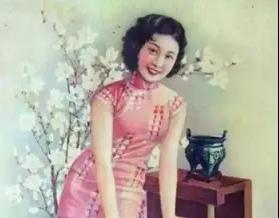 1974年，26岁的周荣鹤把62岁的蒋梅英搂在怀中强吻，无论蒋梅英费力挣扎，但都