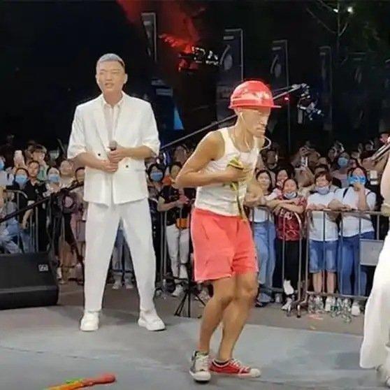 《刀郎算什么？听听农民工翻唱《爱是你我》才王炸，一曲封神太燃了》播放量：3.6万