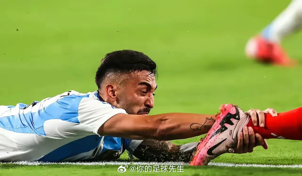 阿根廷边锋冈萨雷斯在比赛中的犯规动作被耐克做成了宣传图，毕竟这个角度来看，妥妥的