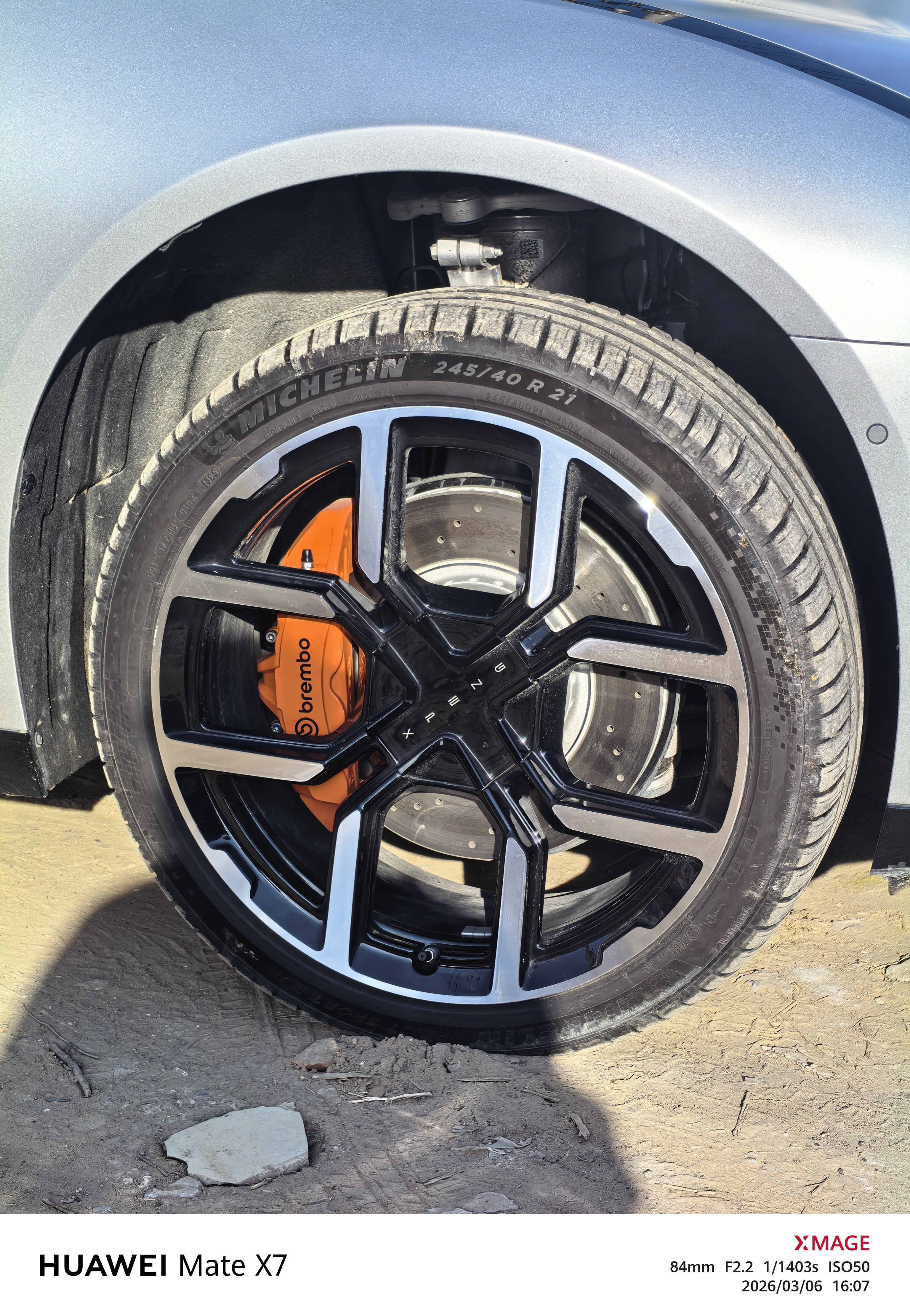 小鹏P7这21英寸轮毂是真的闪闪发光。