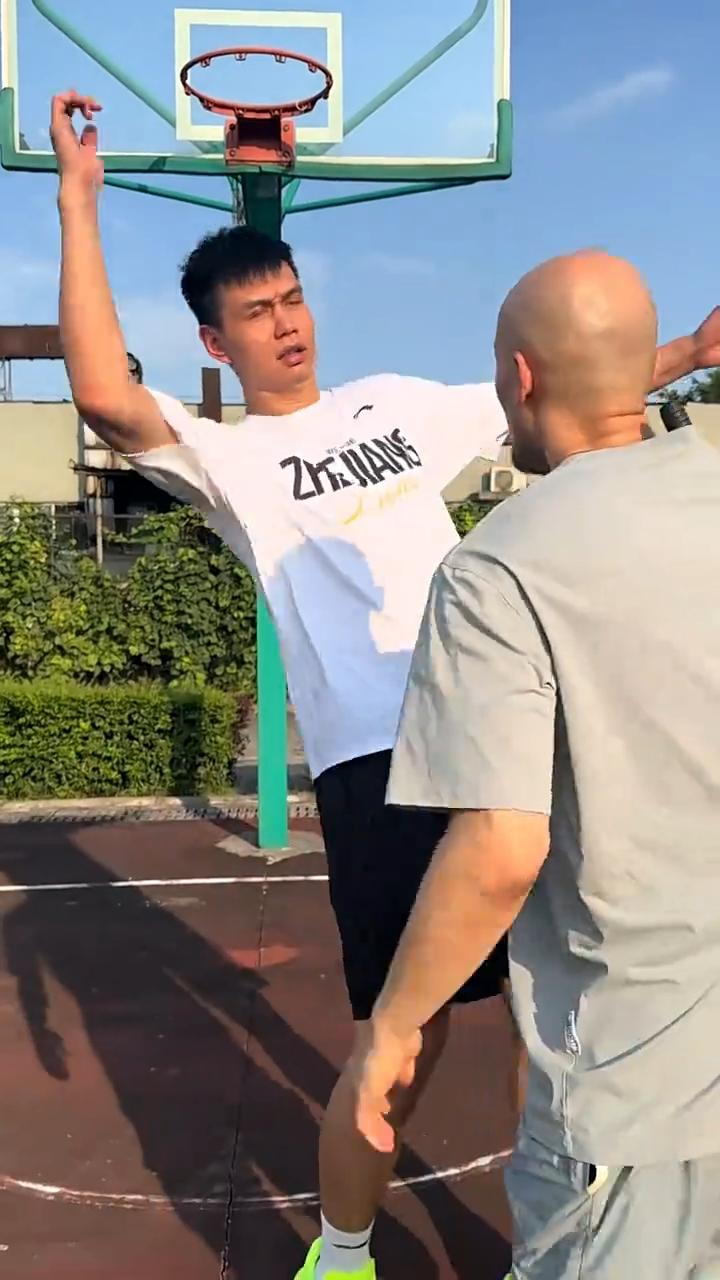 许老英雄这是不是在退役之后，转性了，还是金盆洗手了，还是突然开悟了似的，在球场上