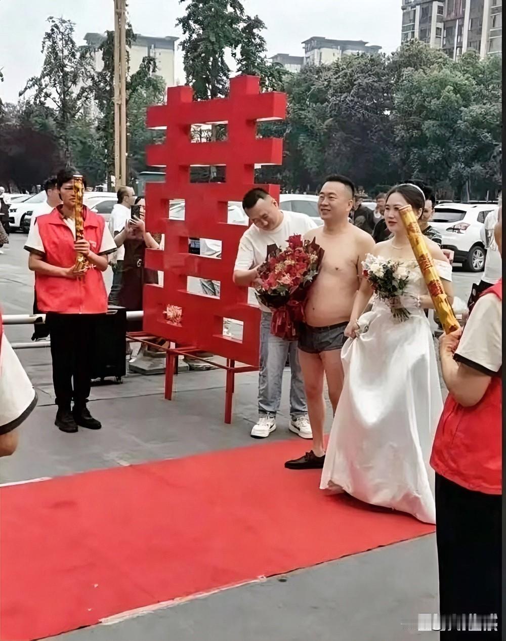 四川眉山，小区里铺好了红地毯，本来是喜气洋洋的迎亲环节，结果新郎，被扒得精光，只