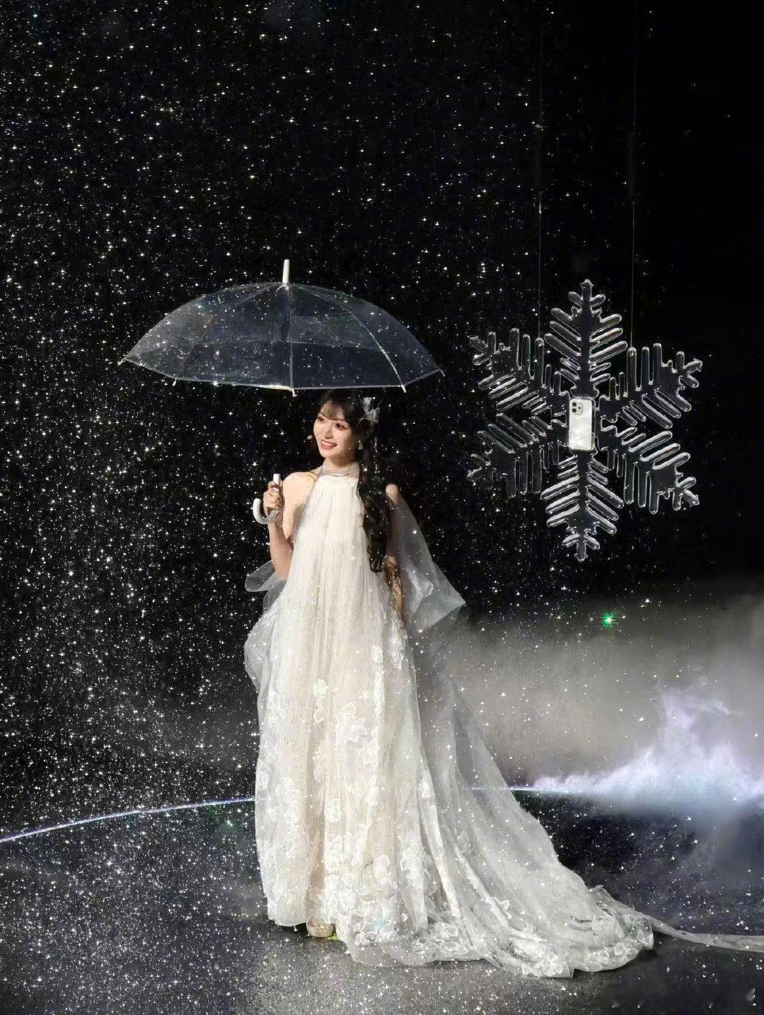 田曦薇认领薇我S50从短片到发布会，田曦薇的告白氛围感拉满！短片里的自我告白直戳