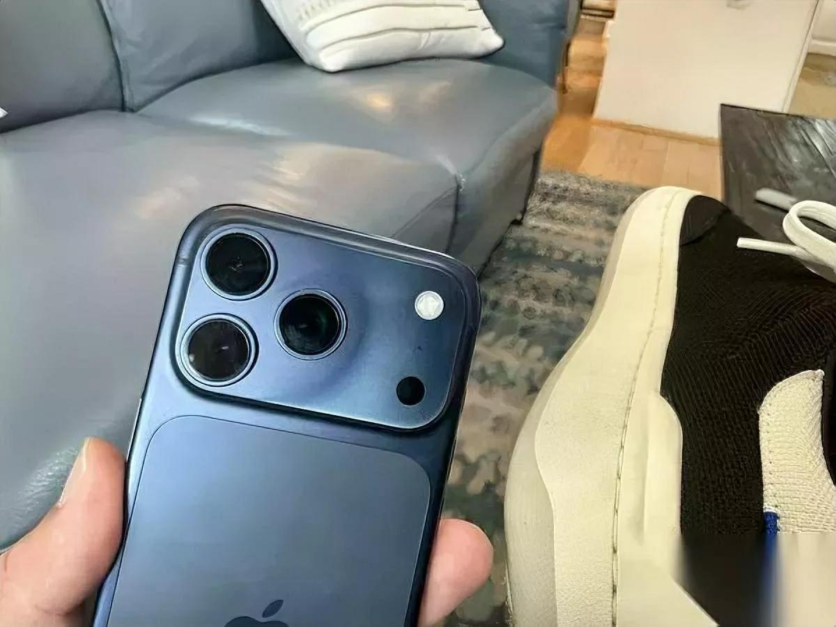 iPhone17Pro用户炸了——

刚买的星宇橙

晒半小时变“玫瑰金”？
