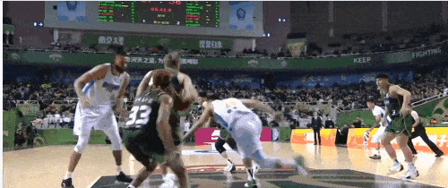 麦基的表现引起北京球迷不满，喊他不要再去客场夜店了好好打球吧！

本以为麦基来C