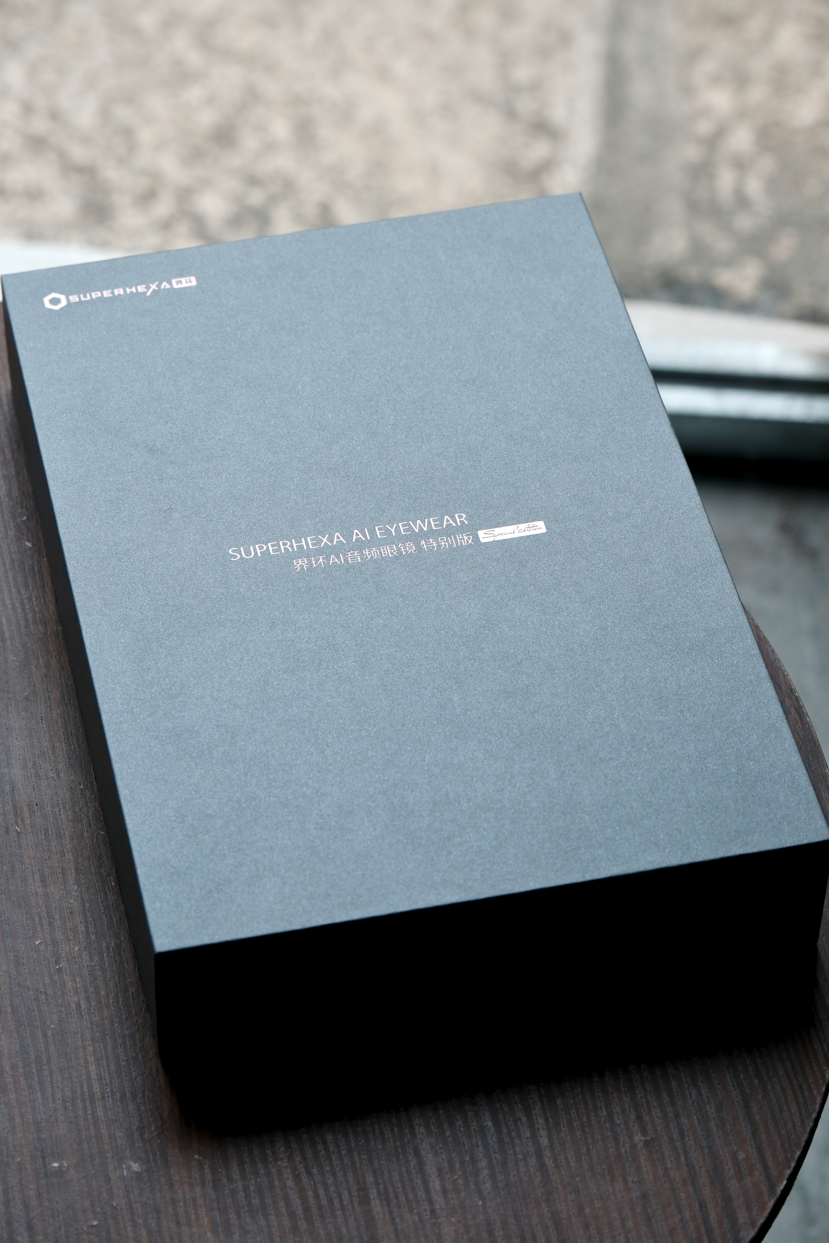 来了，带你们看看新到手的，包装相当有质感，打开后还是一如既往的精致，眼镜采用钛金