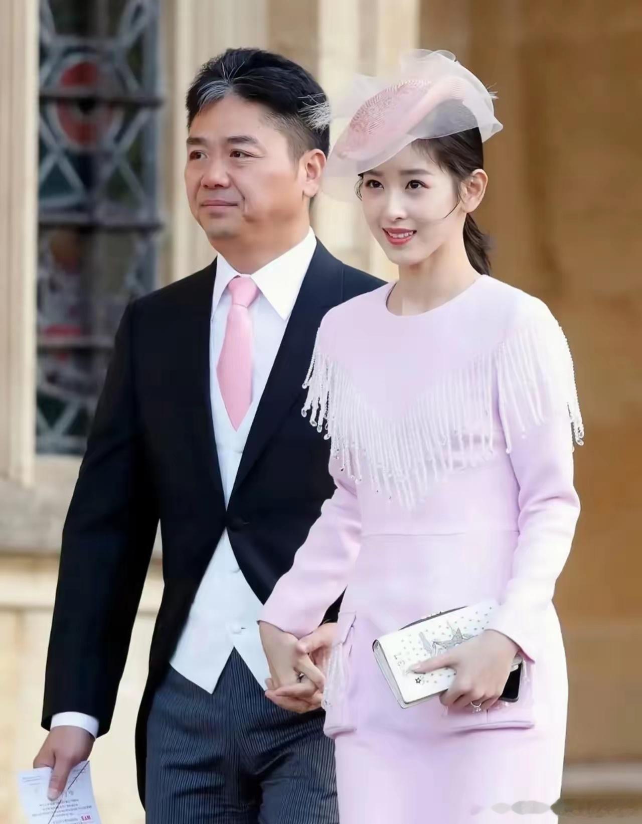 刘强东真是个迷，我真的看不懂了。你说他抠门吧他能给村里每个人送一万红包，不仅以前