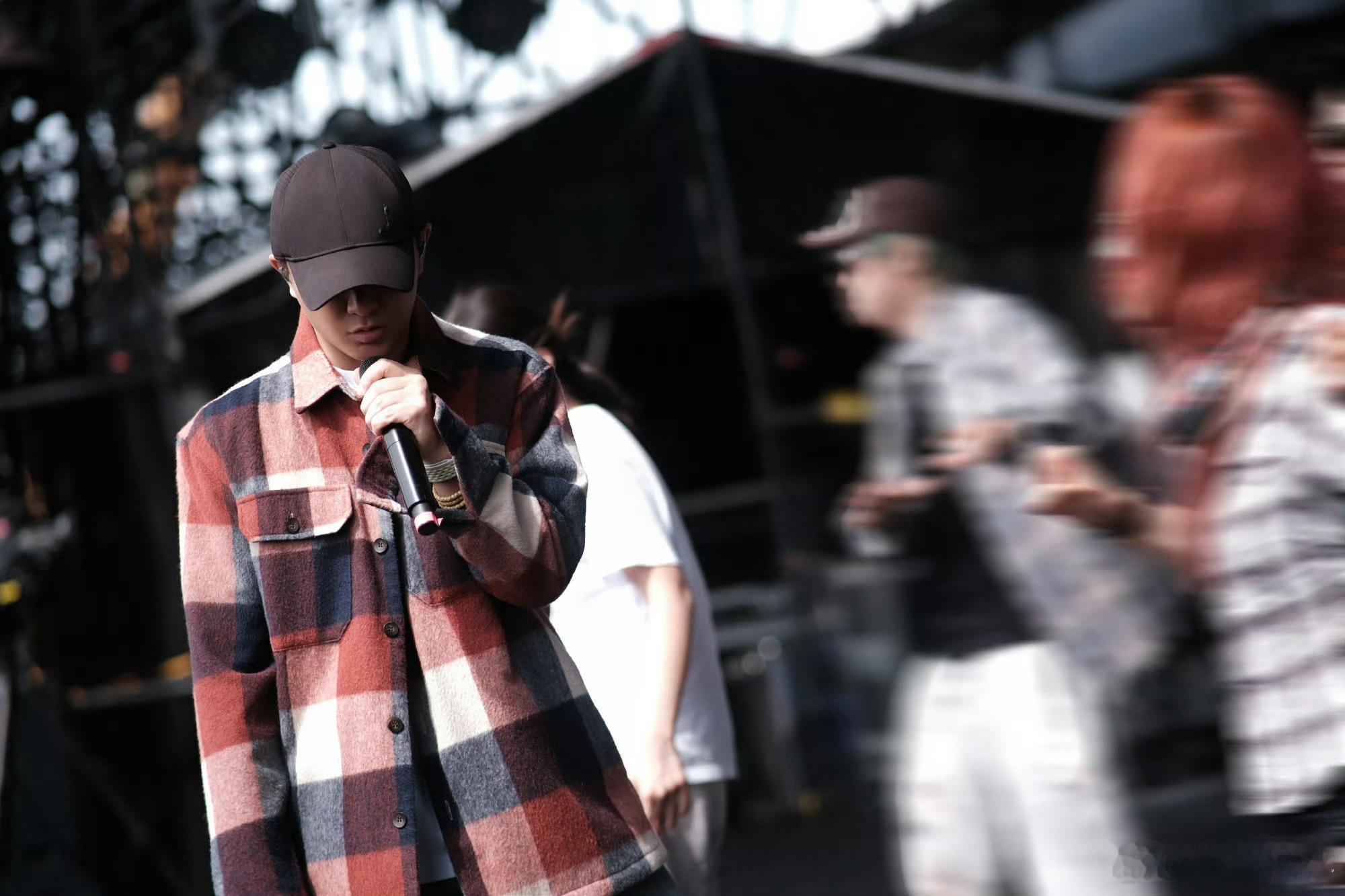 韩庚广州站歌迷想听的都有韩庚一路走来，从顶流男爱豆蜕变实力派演员，凭自身努力打破