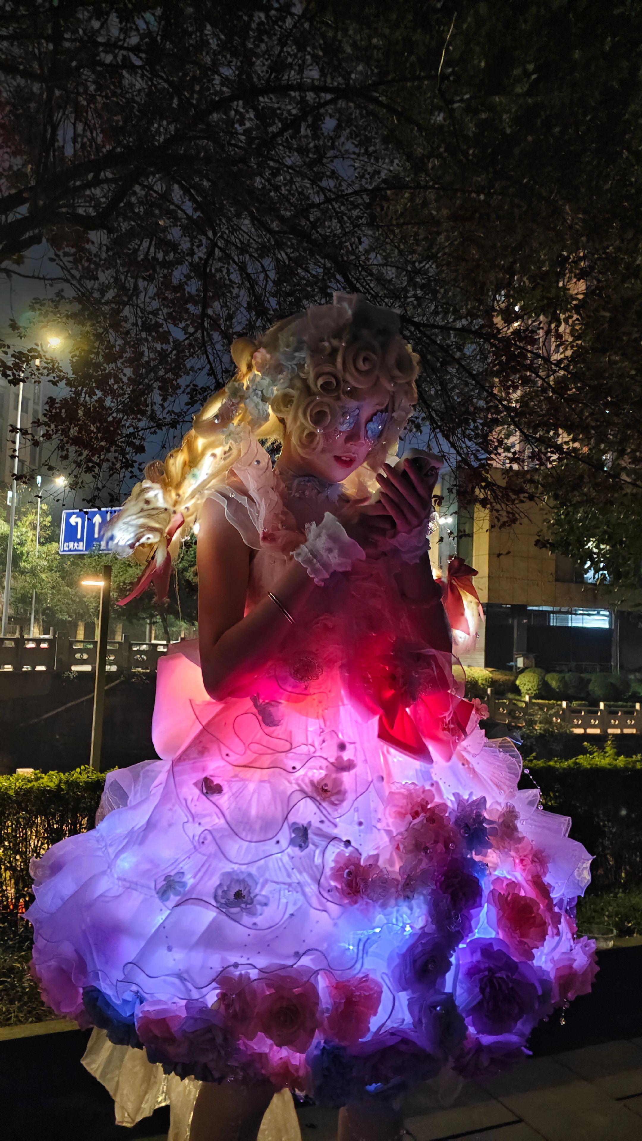 举报这个小马孩偷玩手机。马孩给乌鸡哥发消息了