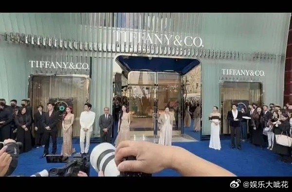 唐嫣昨晚真的无妄之灾了吧视频里工作人员还觉得唐嫣站远了提醒唐嫣往中间站，下图可以