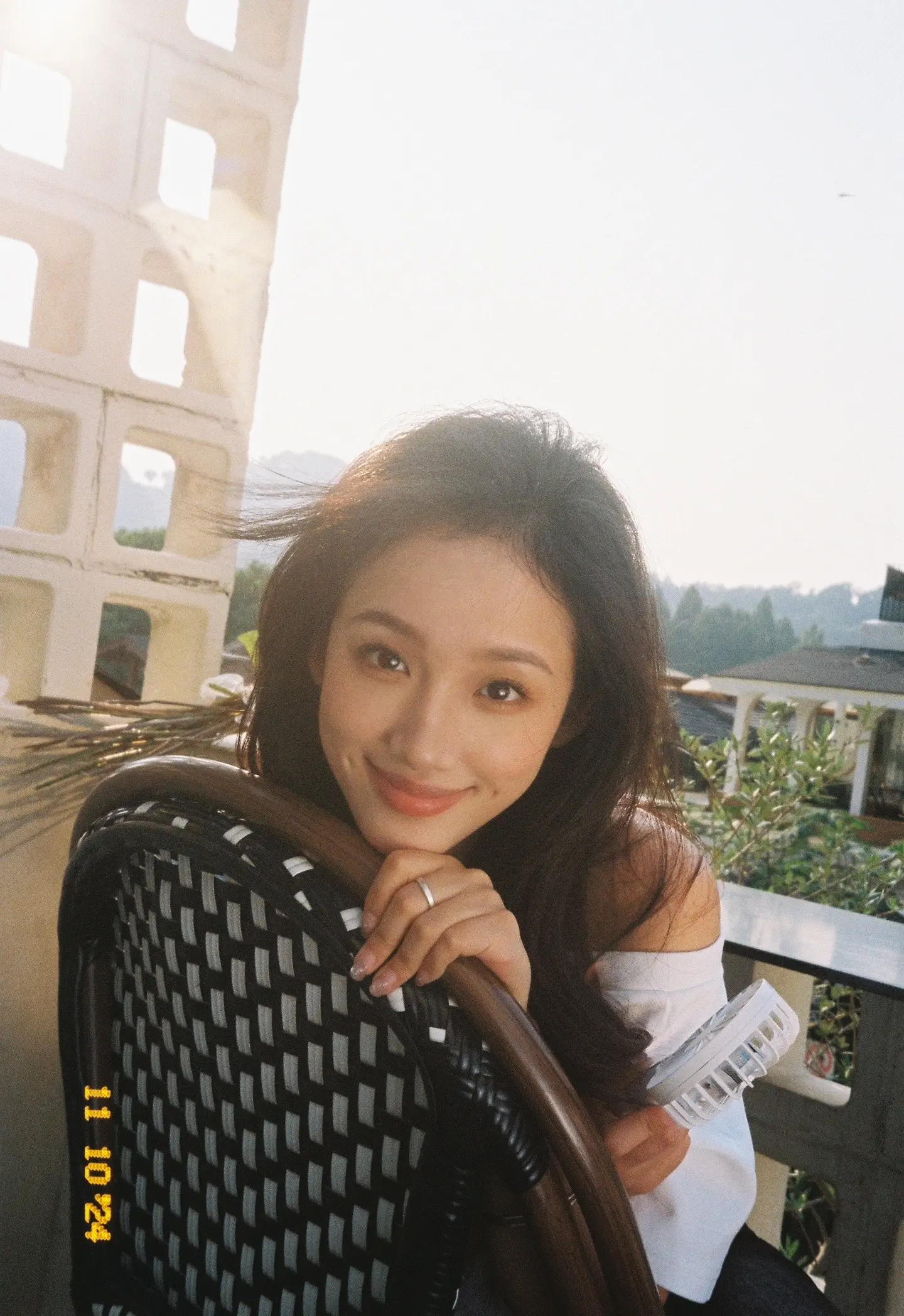 不敢睁开眼希望是我的幻觉。