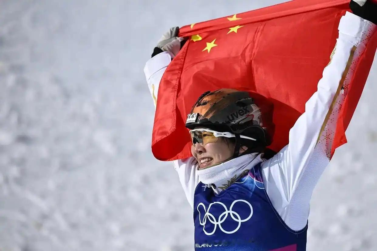 被冠军妈妈的育儿观狠狠圈粉 徐梦桃在本届冬奥赛场展现出极致的专注与稳定，动作流畅