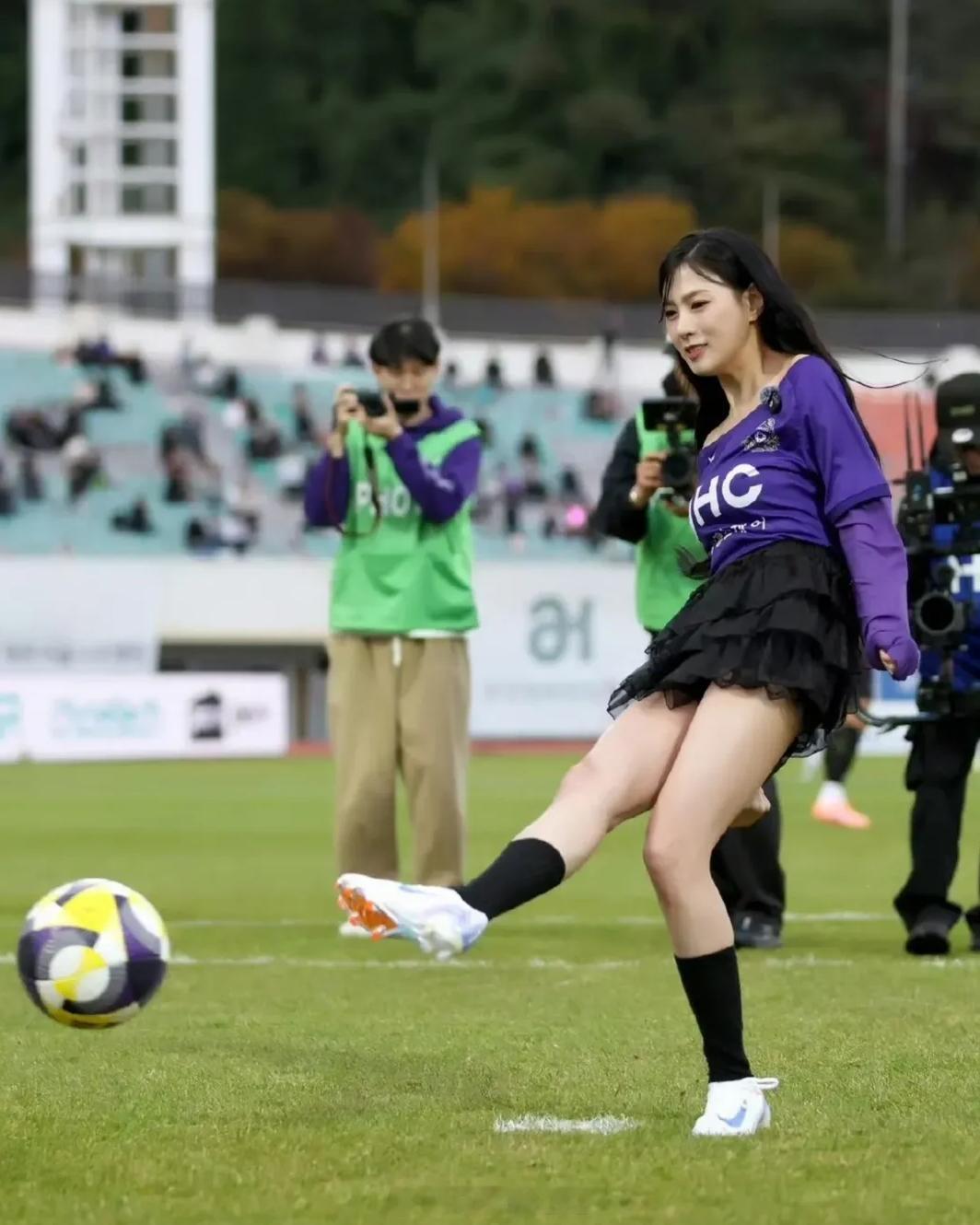 Apink吴夏荣这个射门姿势，一看就是有人给开小灶了，学的挺快。