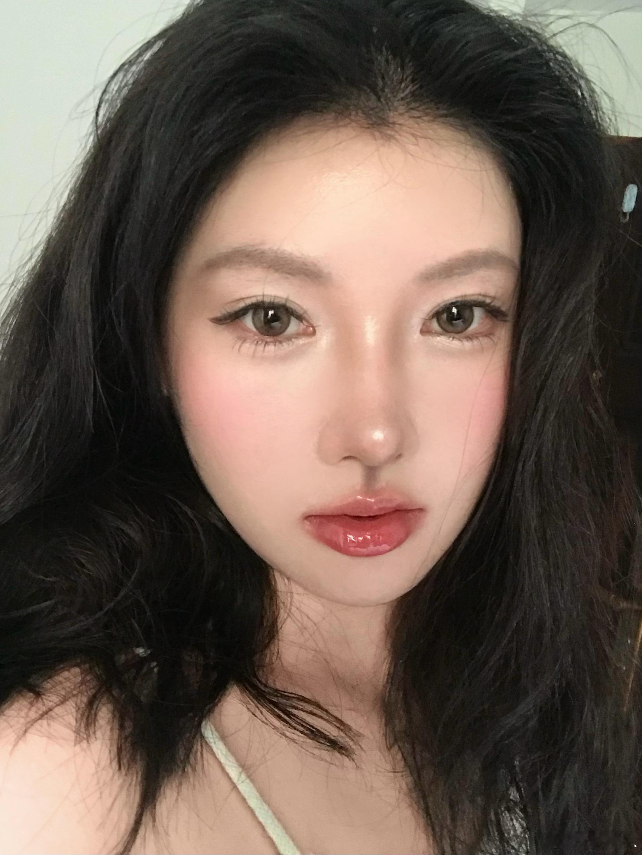 我自己在家把头发剪短了烫过的头发下半段发质太差了画了个巨大卧蚕贴出来的扇形双眼皮