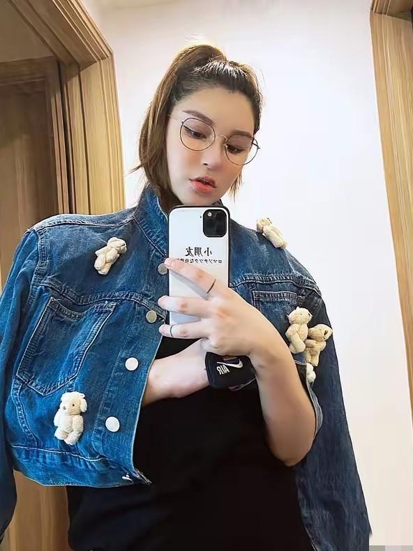 李雨桐被抓了，真是太让人解气了！
闹了这么久，她终于把自己闹进局子里了。
为了有