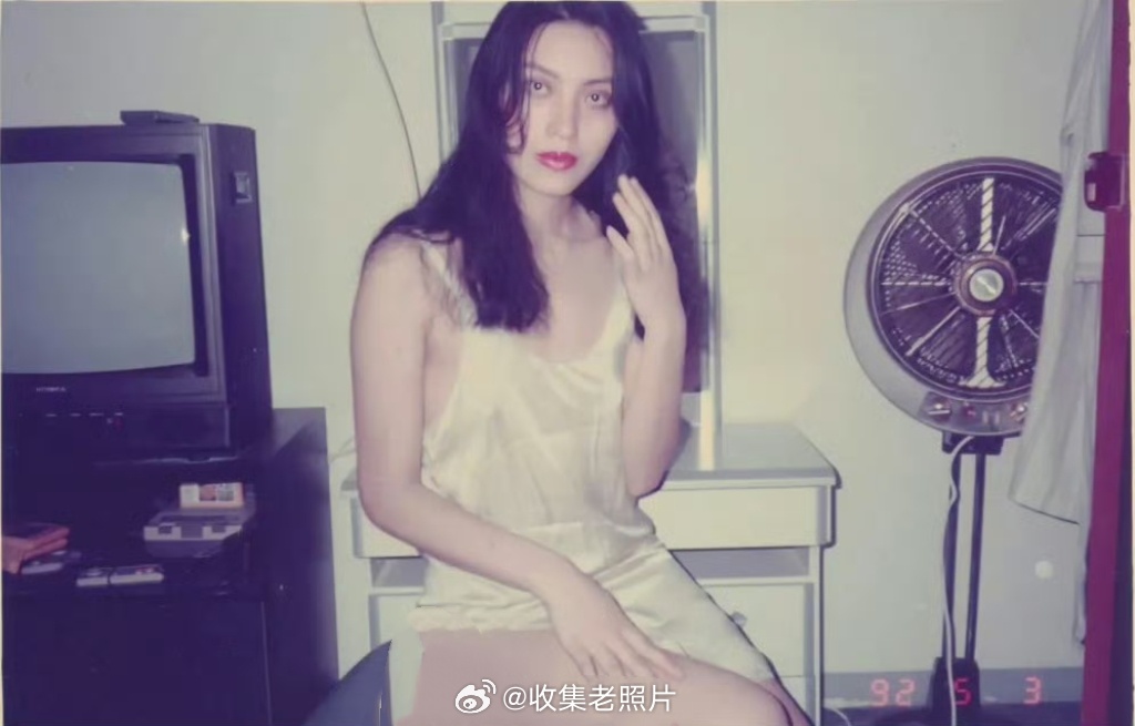 1992年，深圳。女子家中拍内衣照片。那时南方商机多，全国美女都来深圳淘金。不知