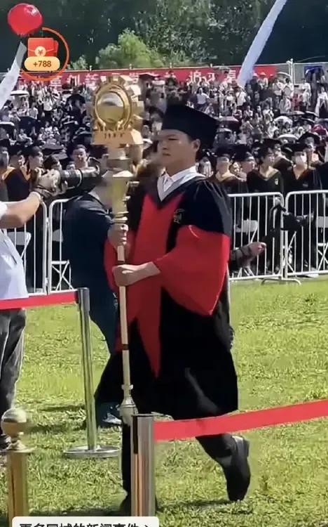  哈工大的帅气天团！哈工大毕业宣誓太燃了！毕业的队伍也很壮大！

一个人可以有很
