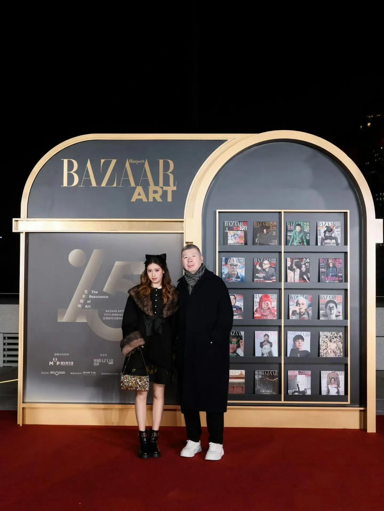 冯小刚带女儿出席芭莎活动！
冯小刚携19岁养女徐朵亮相芭莎红毯引发广泛讨论，徐朵