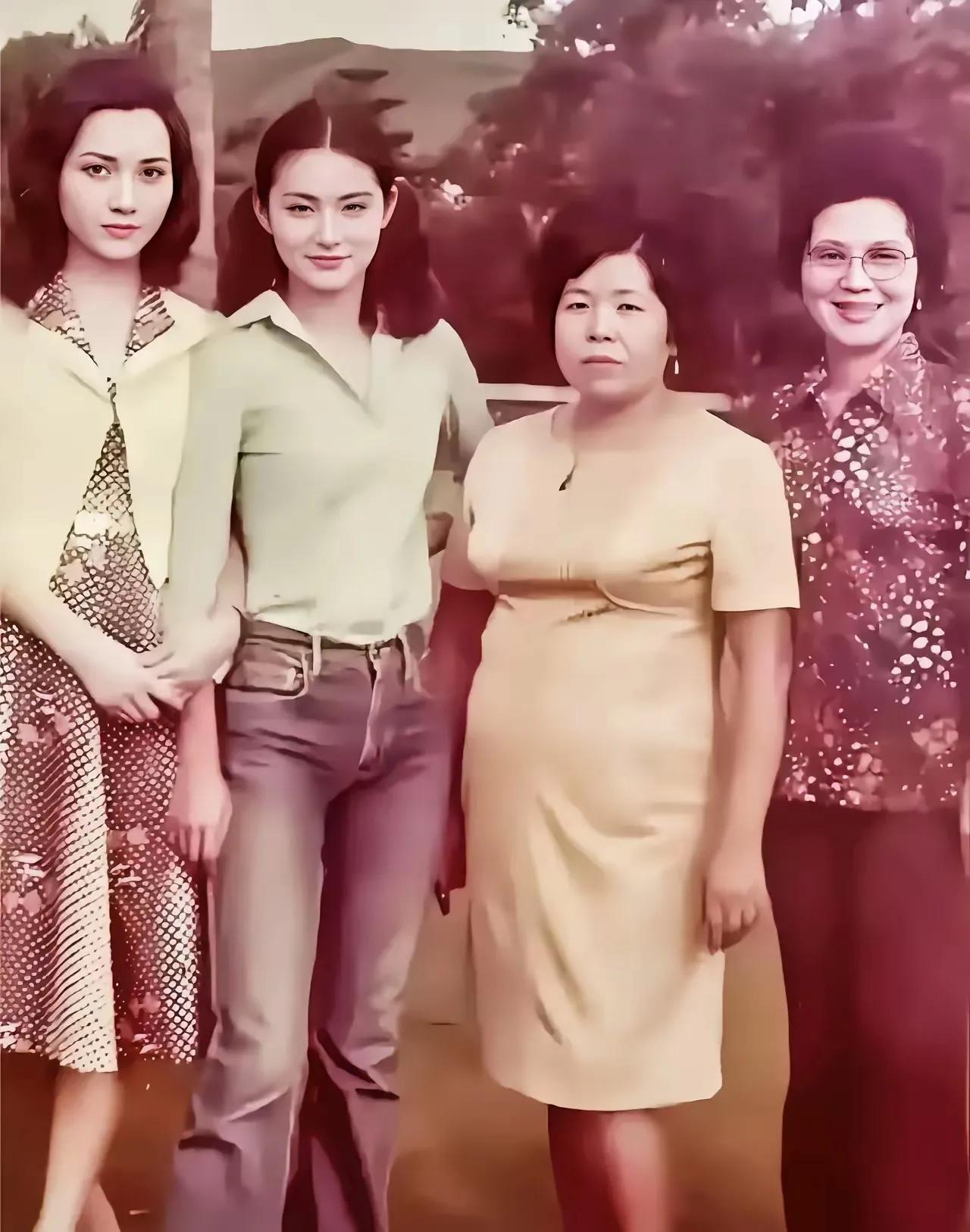 这是当年林青霞和妈妈、妹妹在一起的合影。图片中我们看到林青霞的妹妹林丽霞颜值不比