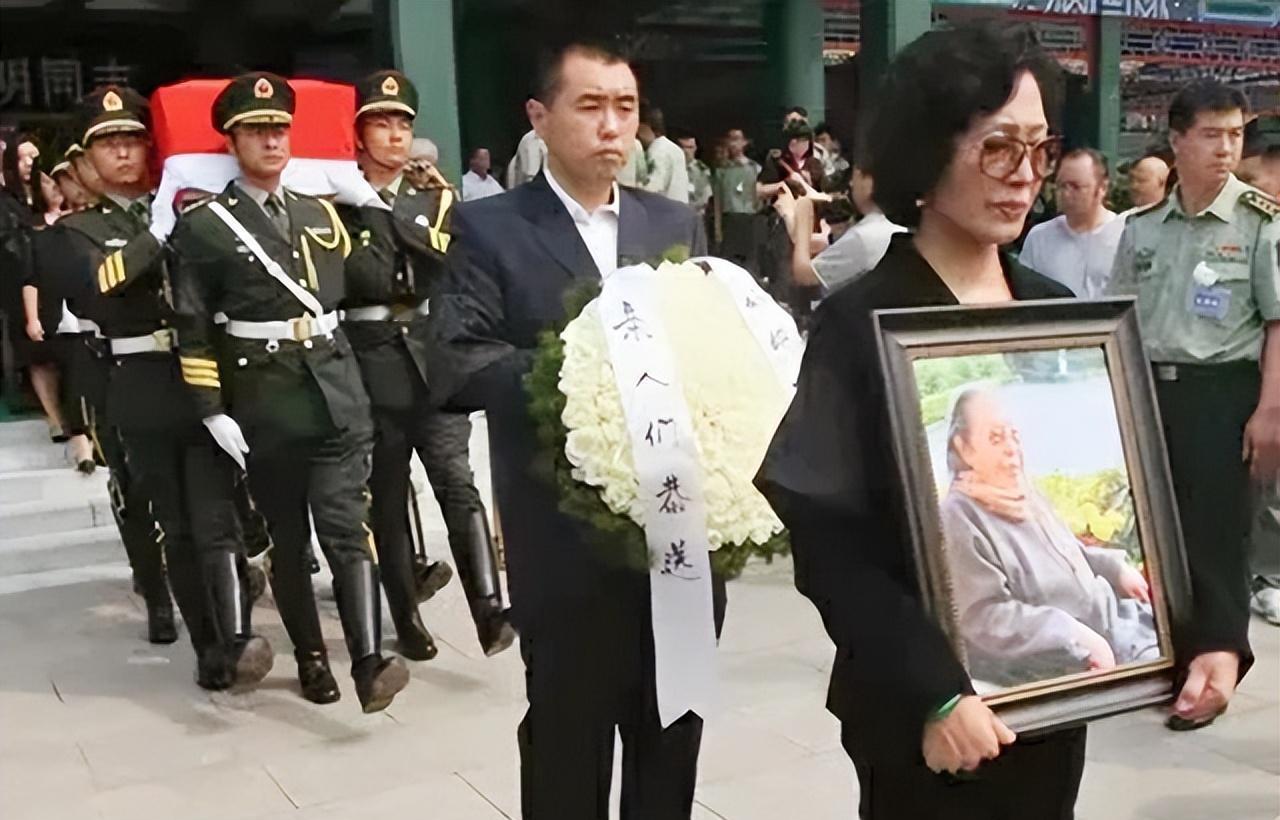 [捂脸]2011年9月6日，贺龙元帅的夫人薛明的遗体告别仪式在北京举行。

灵柩