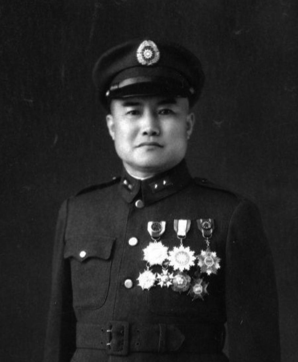 1948年，女儿劝父起义，周福成枪顶她额头道：“我若投降，怎对得起卫总司令托付？