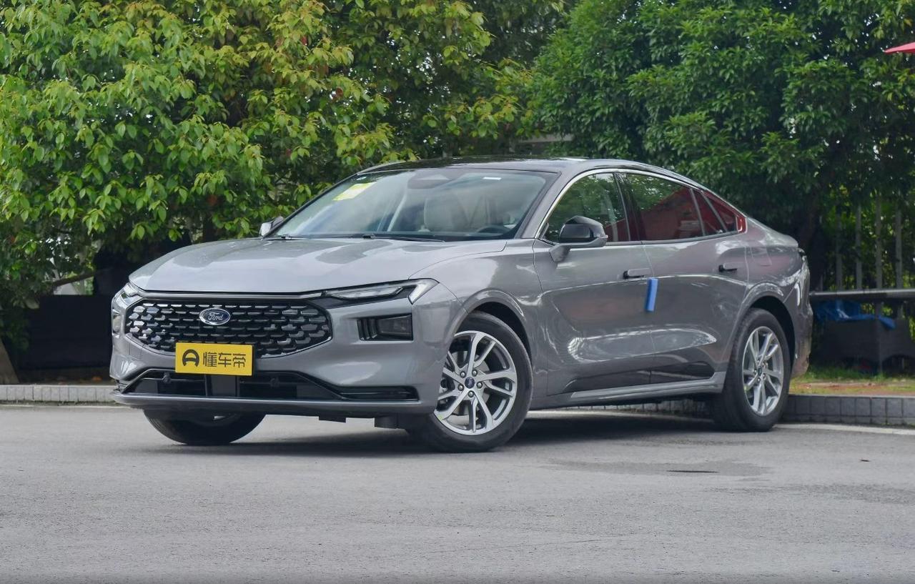 如果你最近在逛二手车市场，又对那张酷似阿斯顿·马丁的“前脸”心动不已——没错，说