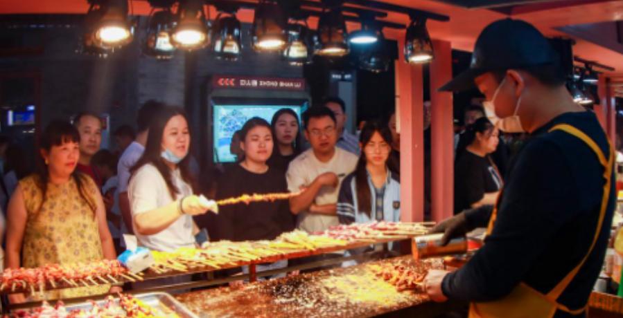 沈阳夜市18名男子吃180串炸串喝光5瓶白酒，结账时老板追出去痛哭。

故事的主