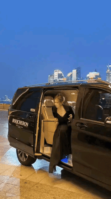 有些网红就是网红，不懂得分场合
一位网红出席活动，在红毯上拍照时各种表情动作，嘟