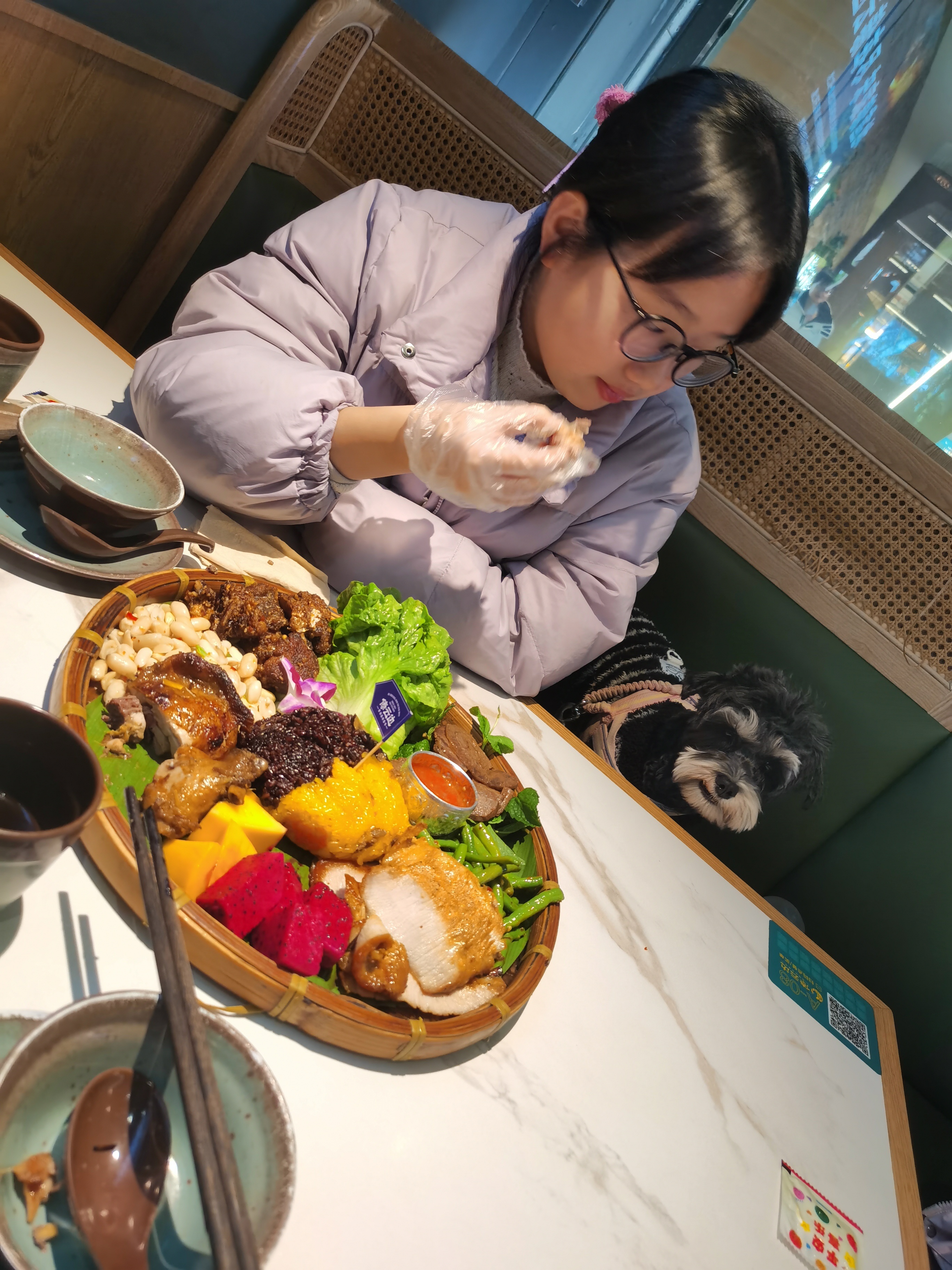 带两个崽出来吃饭，看给piupiu馋的。 