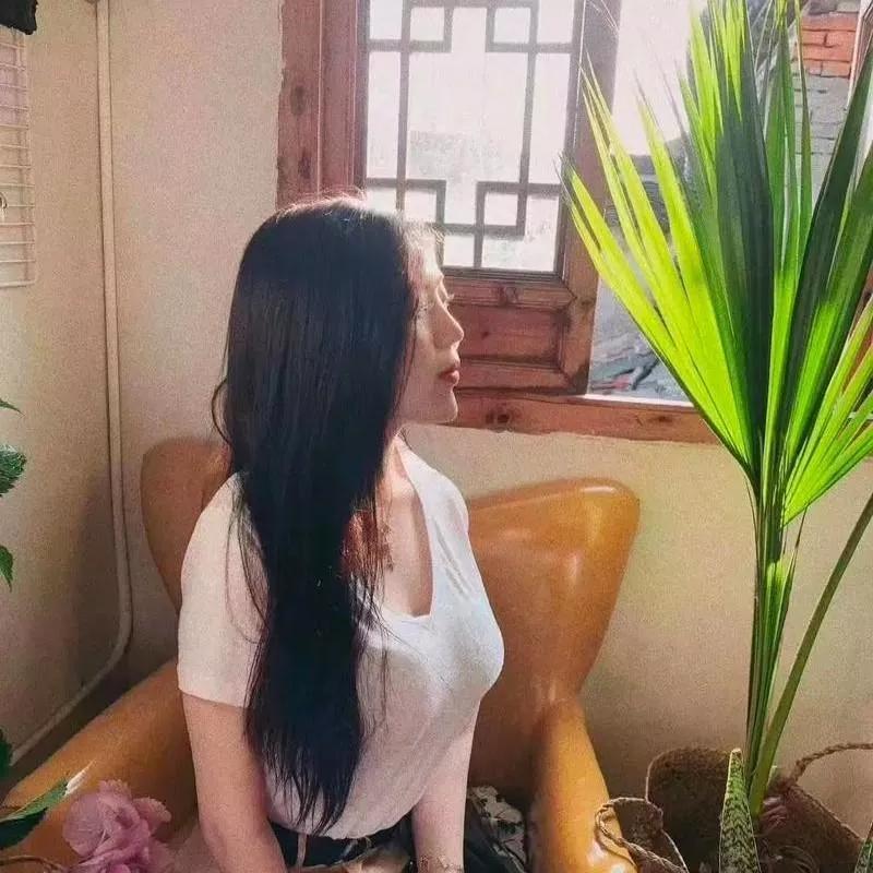 静倚窗前看绿植，心随风景入画来。