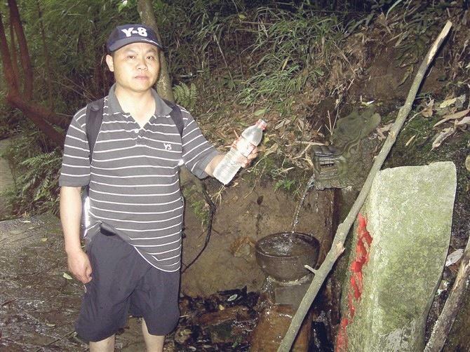 这是我年轻时，一个人在外流浪，在大山深处口渴了喝山泉水时的照片。
     那年