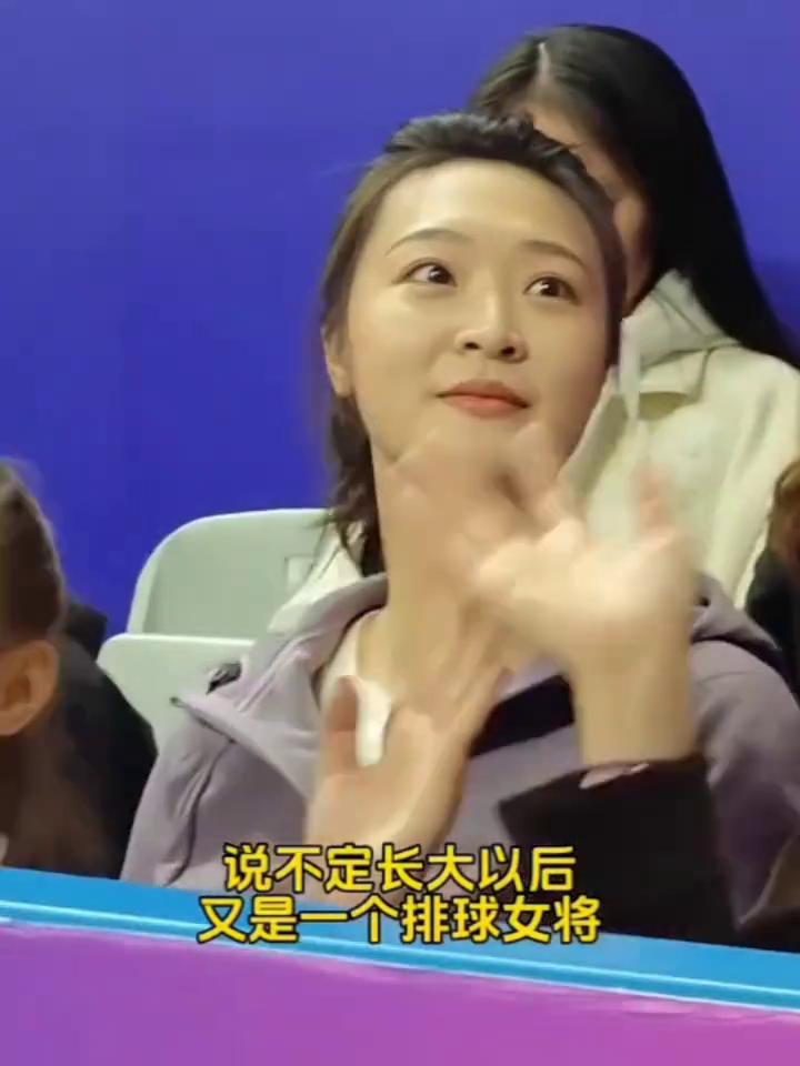 奥运冠军惠若琪带着女儿看女排比赛，说不定长大以后又是一个排球女将。