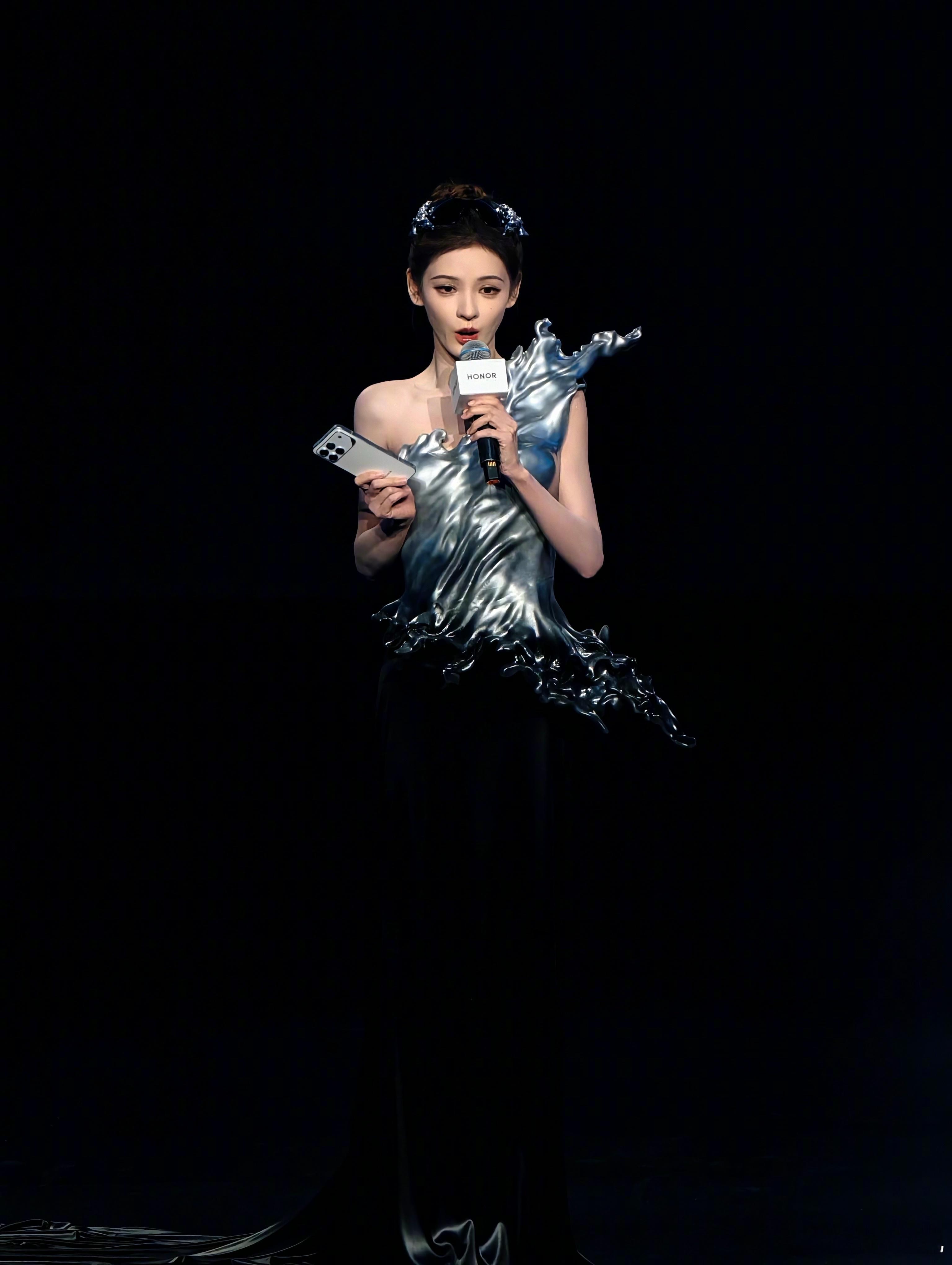 荣耀发布会现场张予曦实拍，真的好瘦好美。 