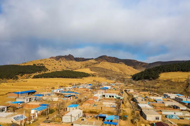 过年了，天南地北的拜年氛围可太不一样啦！北方的村庄被白雪覆盖，红彤彤的灯笼一挂，