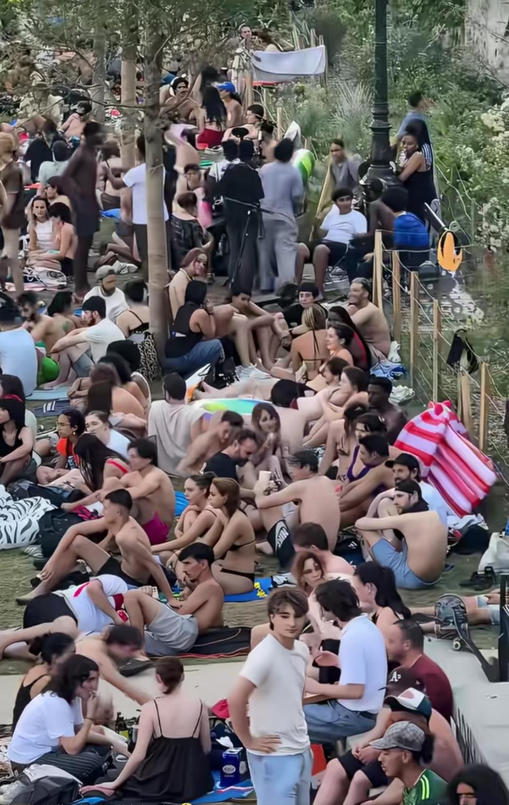都说巴黎是个浪漫之都，原来是真的。网上的朋友，想不想也结伴去体验一下！