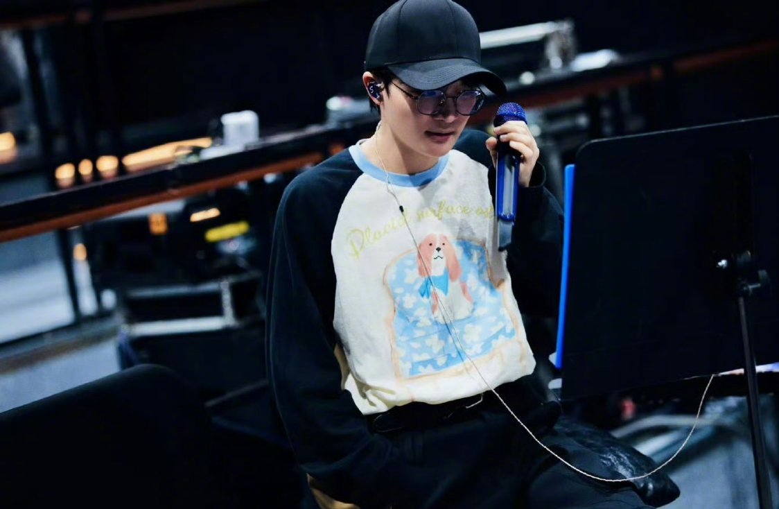 周深新歌今天的我们周深倾情献唱央视五一献礼金曲🎶温柔嗓音娓娓道来，致敬每一位平