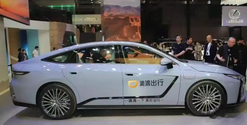 为什么全新雷克萨斯被贴成滴滴网约车的图片，会在全网疯传?（图1）1. 为了弥补车