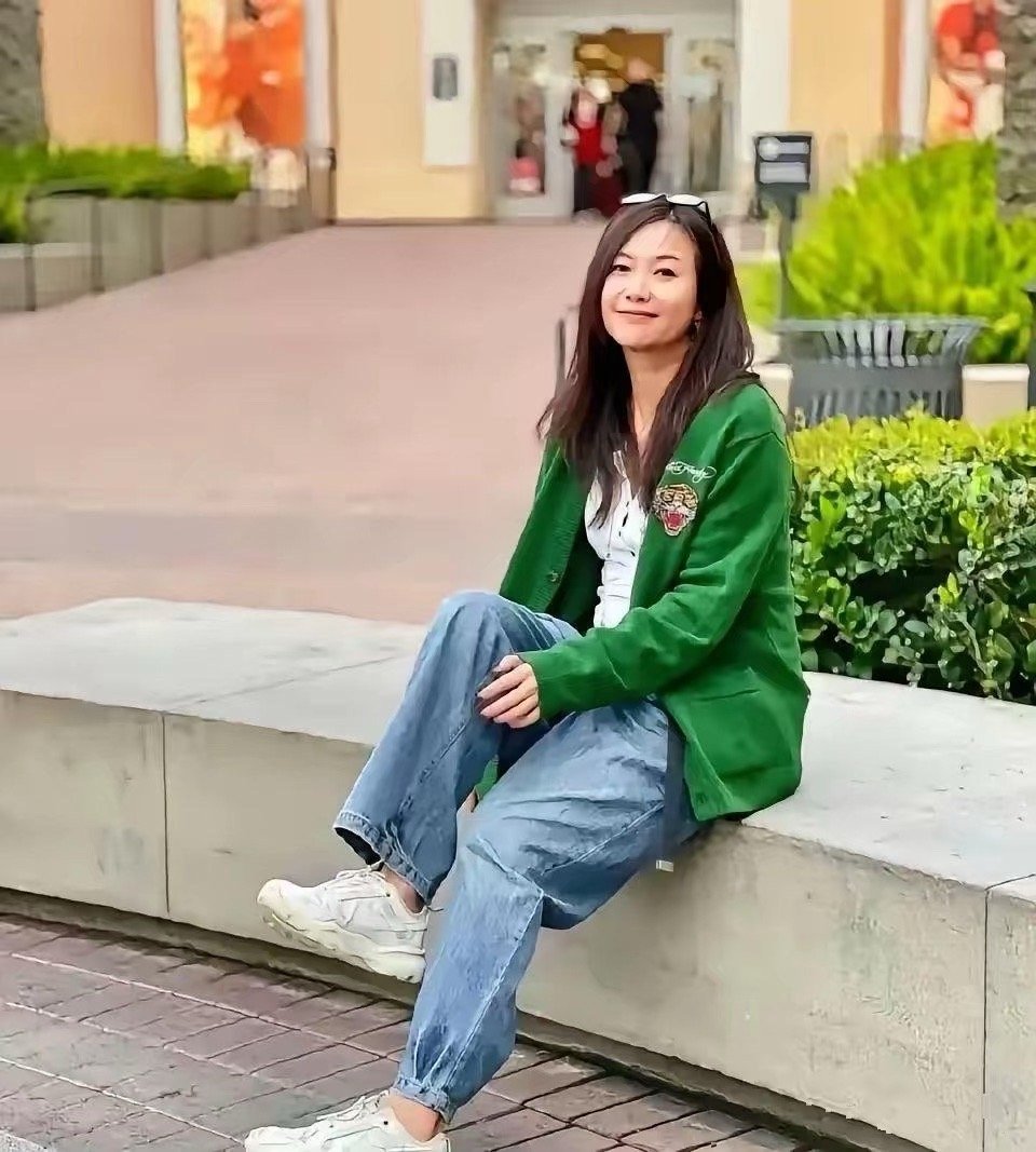 徐静蕾看起来就像二三十岁，年轻有活力，完全不像五十岁 ​​​