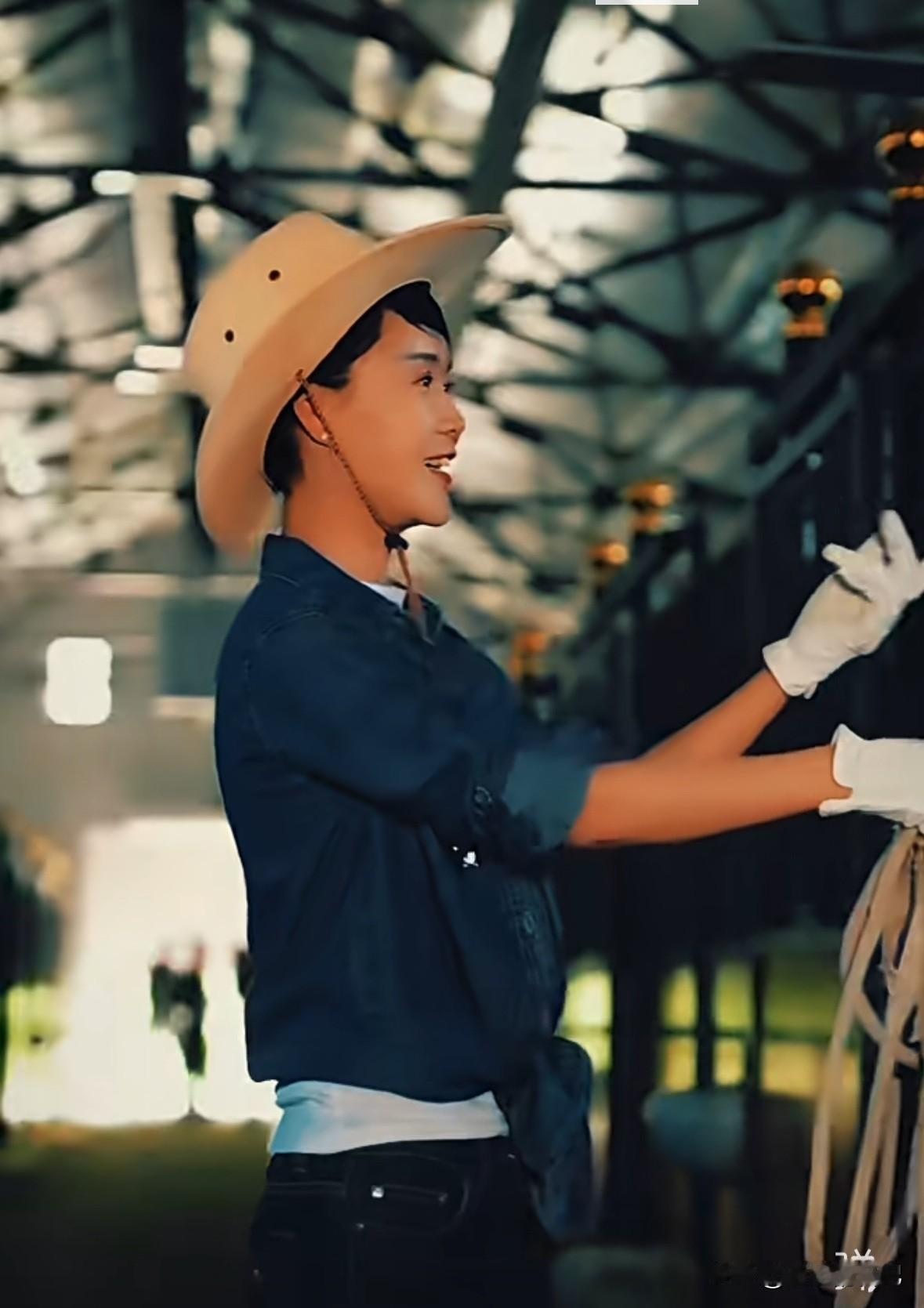 每次看到贺娇龙都感觉很难过，心口疼，特别心疼她。
她父亲支援新疆，最后留骨新疆，