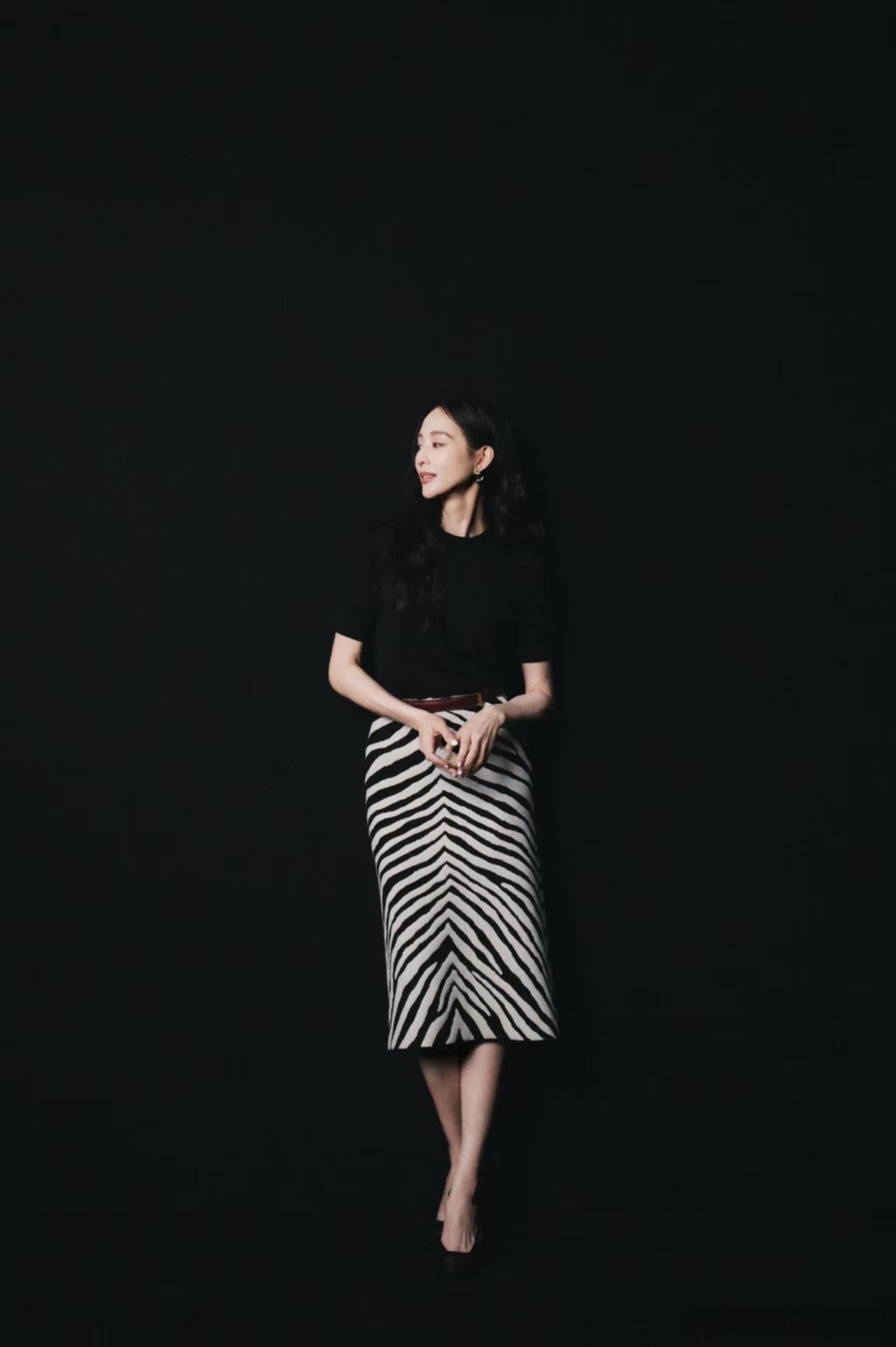 张钧甯气质型美人 的确，我们的张钧甯气质型美人，干干净净的妆造，就已经非常的有着
