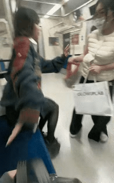这个戴口罩戴眼镜的白马夹女，真的是脑子进水了，那么多空座位你不去坐，非要拿着手提