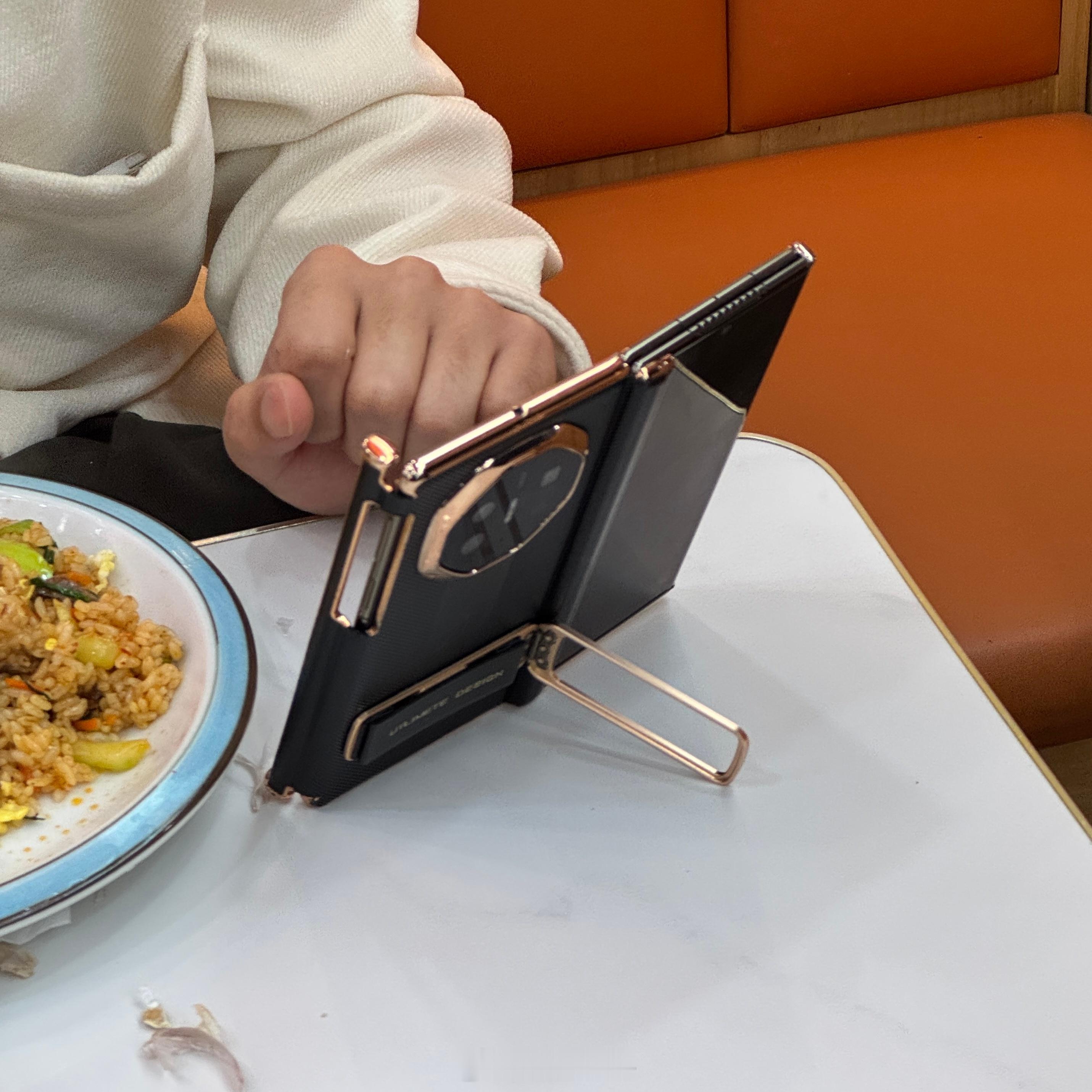 吃饭偶遇一台华为三折叠支架壳就适合下饭刷视频的时候用