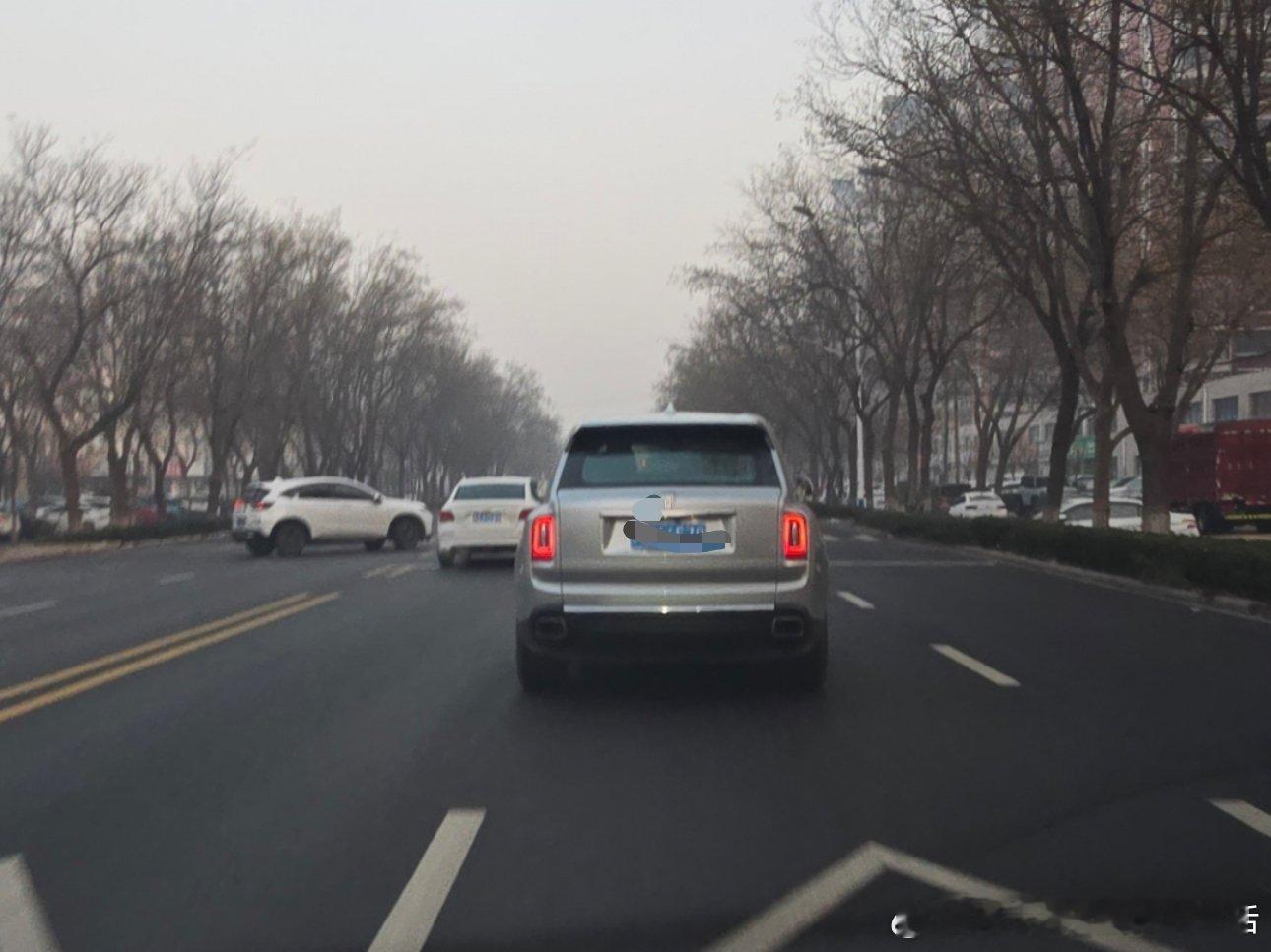 劳斯莱斯劳斯莱斯库里南﻿ 早上出门遇到这车，是不是预示着今天运气不错？