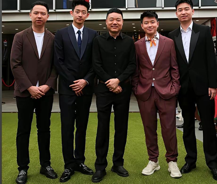 丁俊晖站C位，彰显老大气质，带出一帮好兄弟，难免笑逐颜开。
赵公子个子最矮，成就