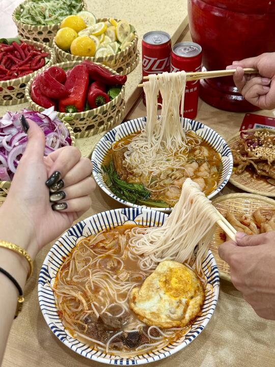 山和芸云小锅米线一口穿越云南