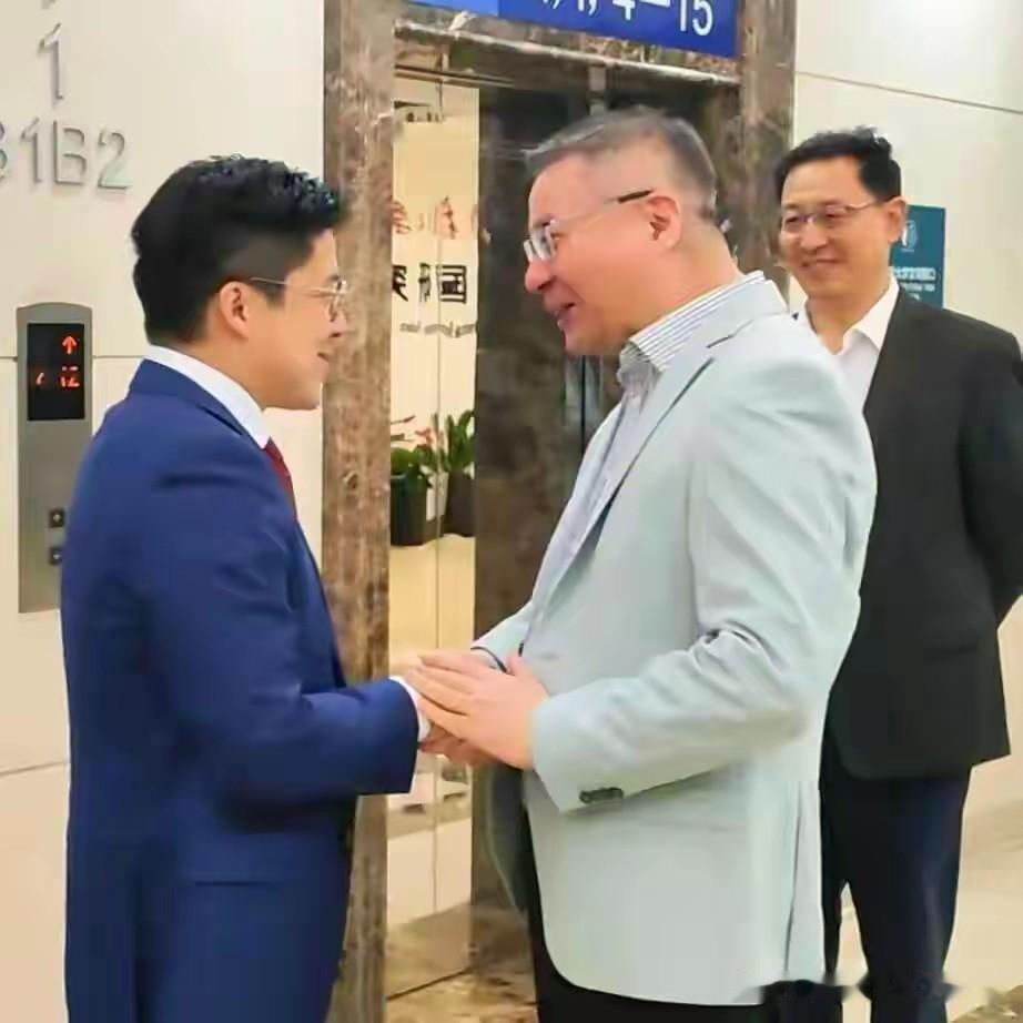 前奥运跳水世界冠军郭晶晶的丈夫，现任香港建制派议员，香港著名爱国青年霍启刚先生专