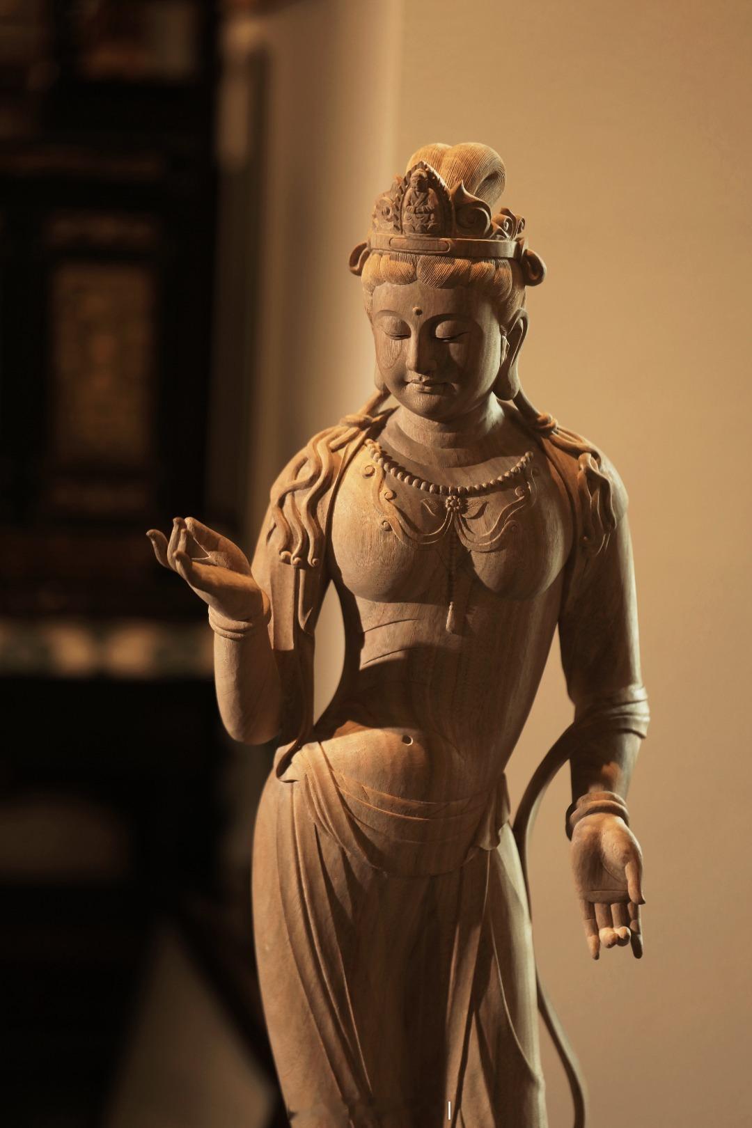 香樟木 | 自在观音原型为天龙山石窟观音，取材百年香樟木，雕工精细，观音宝衣飘逸