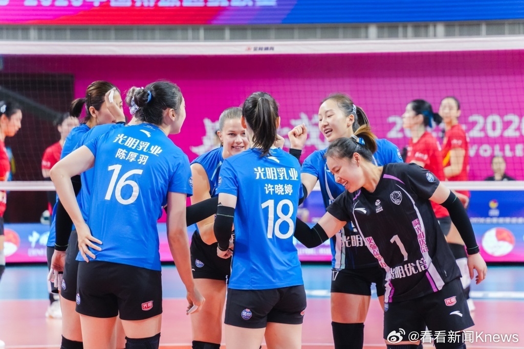 【#上海女排时隔25年夺冠#！上海女排击败江苏女排登顶排超联赛】4月1日晚，坐镇