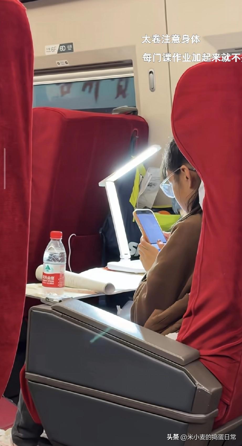 春假高铁变自习室，江苏孩子的努力，看着让人心疼
 
春假本是孩子放松的日子，可南